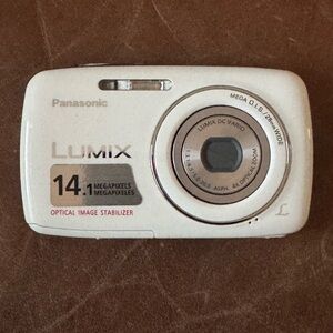 Panasonic Lumix DMC-S3 Digital Camera Excellent. 14.1 MP, 24mm